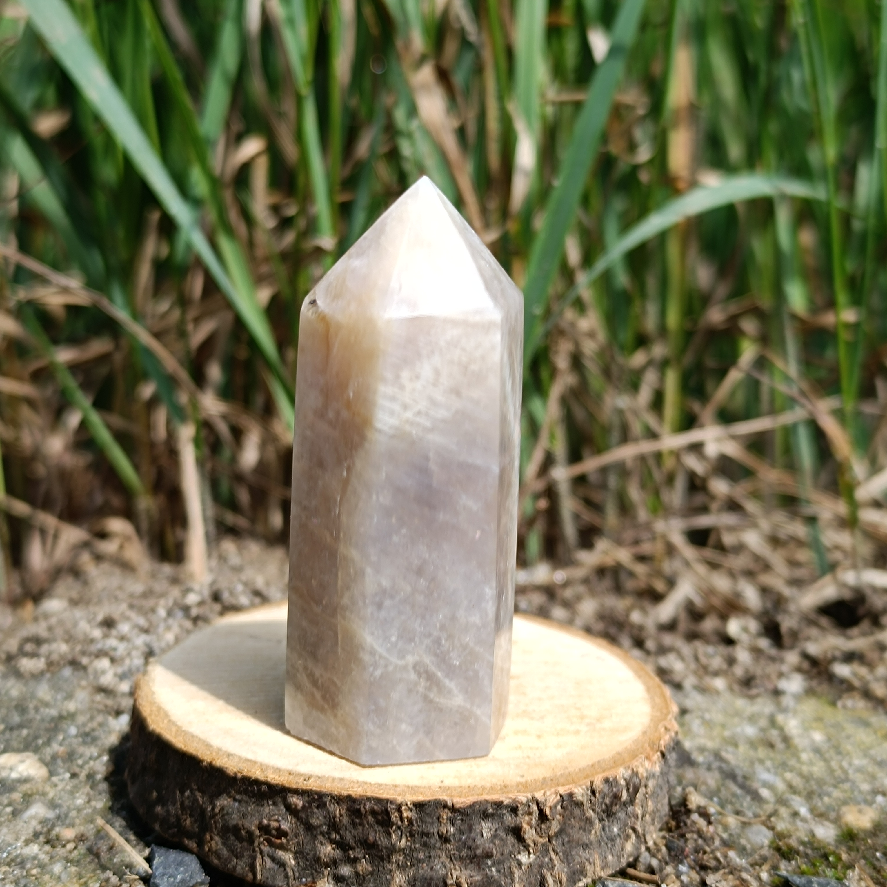 BROSKVOVÝ MĚSÍČNÍ KÁMEN obelisk č.2 54,7g