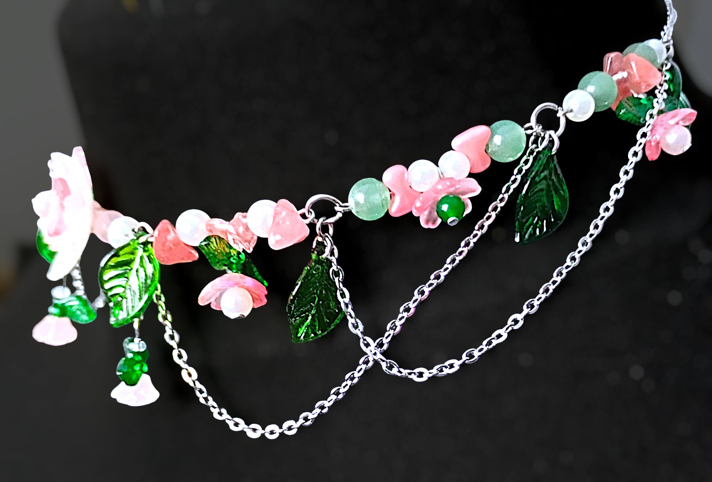 NÁHRDELNÍK "Blush Petal Enchantment" Chirurgická ocel - Růžový obsidián, zelený Avanturín